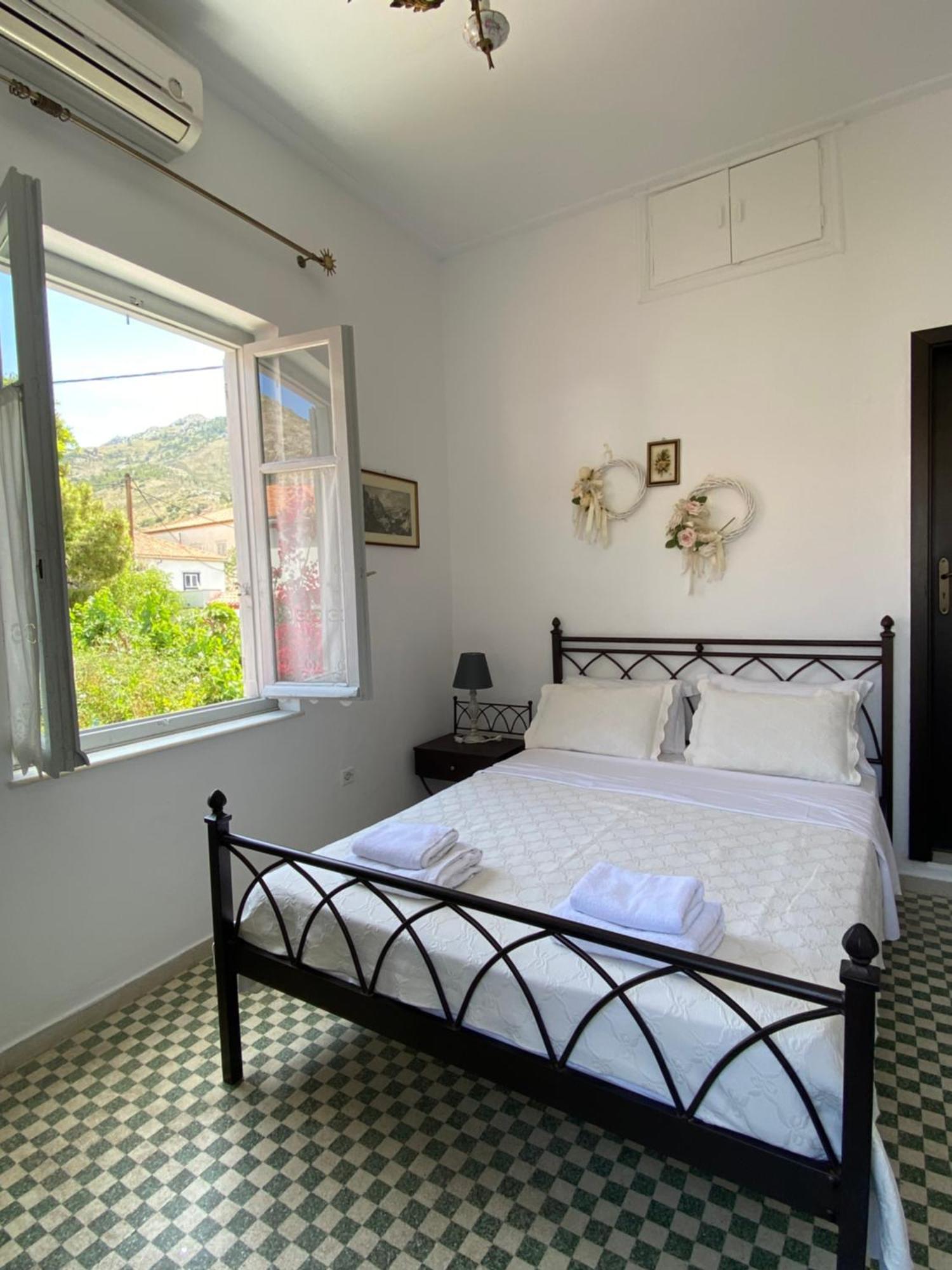 Hotel Douskos Uptown Living Hydra  Esterno foto