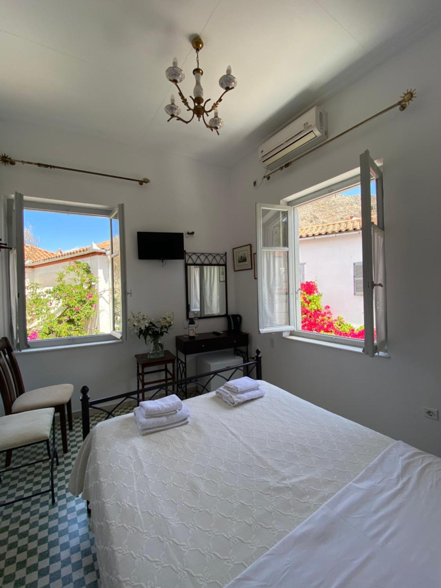 Hotel Douskos Uptown Living Hydra  Esterno foto