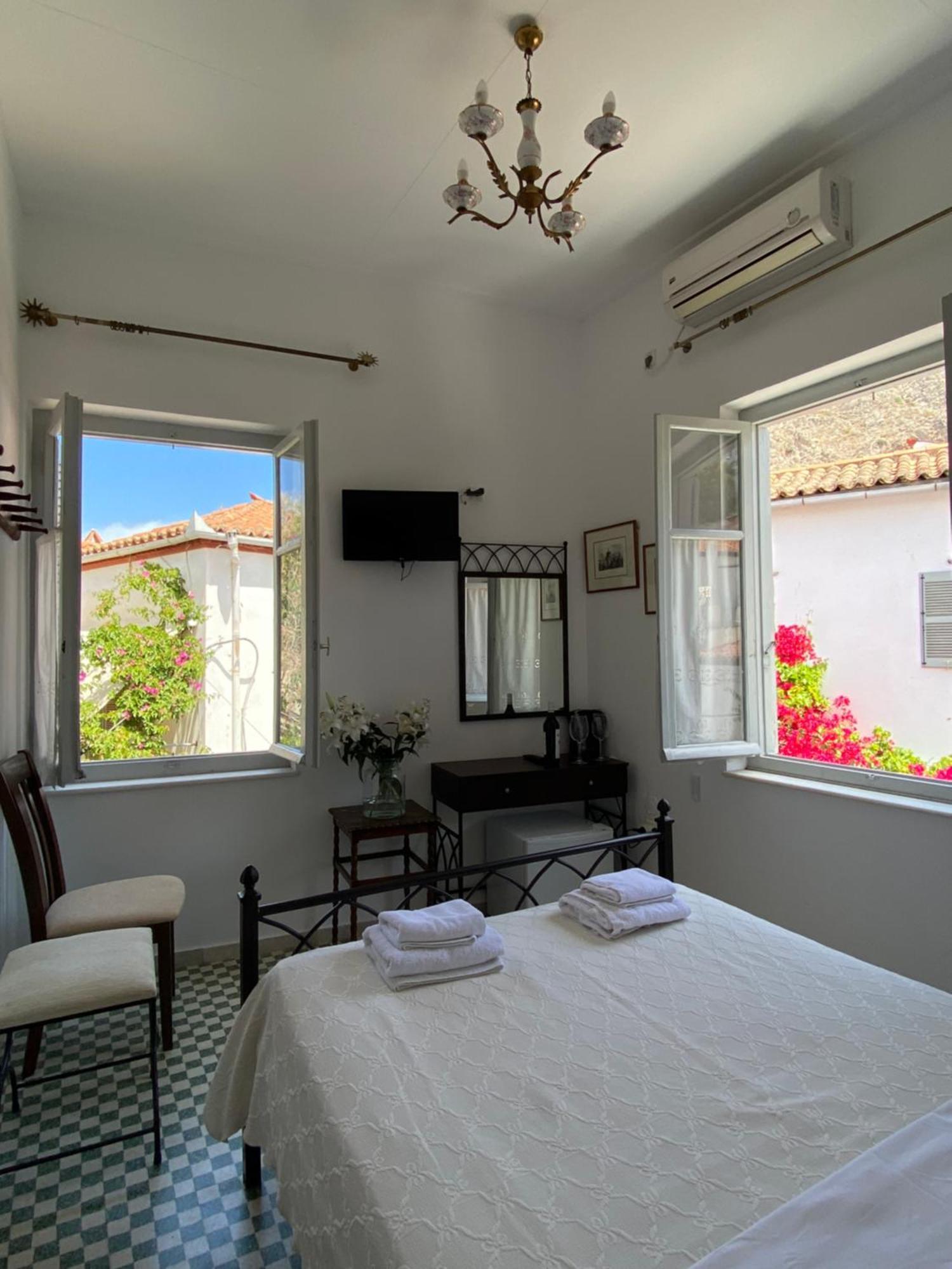 Hotel Douskos Uptown Living Hydra  Esterno foto