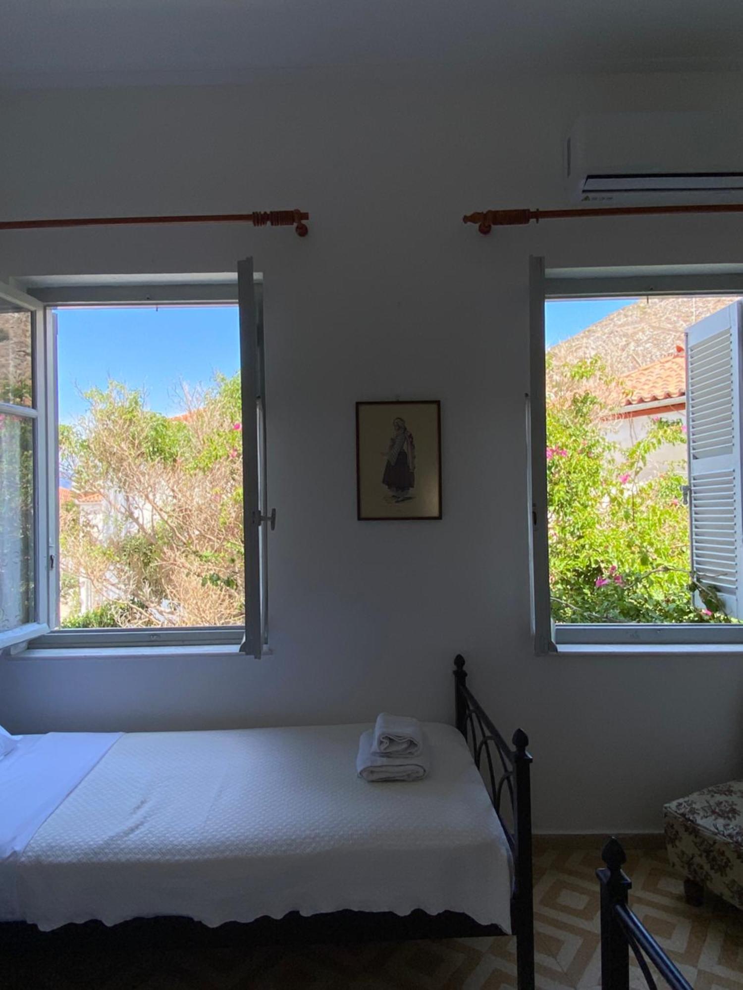 Hotel Douskos Uptown Living Hydra  Esterno foto