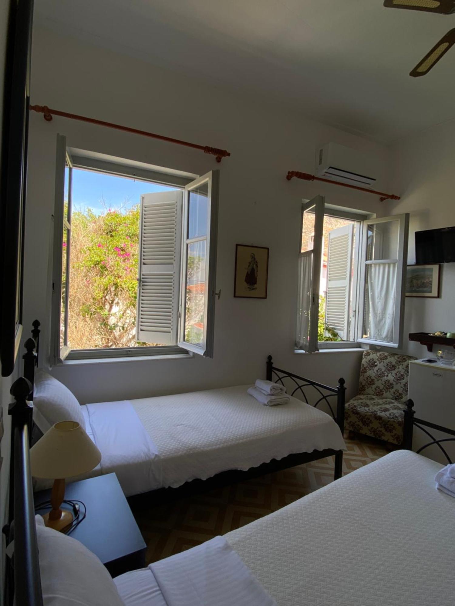 Hotel Douskos Uptown Living Hydra  Esterno foto